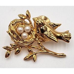 Avon? Bird Nest Pin Unisex OS Gold Excellent Faux Pearl Eggs Nature Brooch